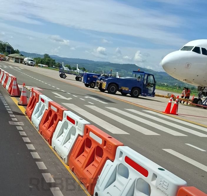 Barreras viales New Jersey plásticas rellenables en un aeropuerto
