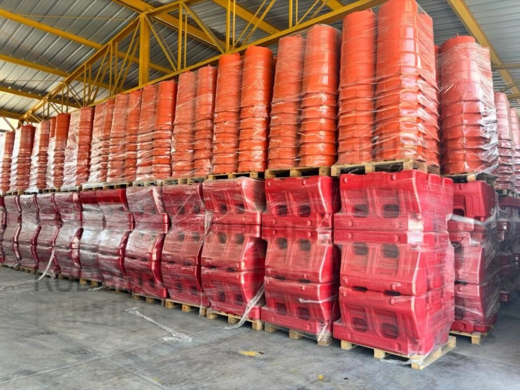 Stock de barreras viales New Jersey apiladas en almacén en Lima